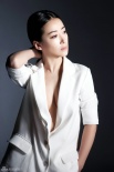 陈紫函真空上阵时尚写真 穿白西服透性感美胸