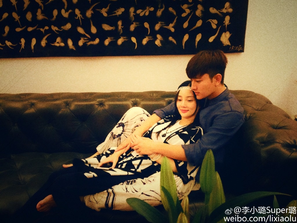 李小璐夫妇微博晒照秀恩爱 甜蜜依偎贾乃亮怀中