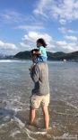 汪小菲晒照秀甜蜜 与大S及小玥儿海边相依相偎