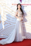刘翔前妻葛天白裙亮相红毯 大秀事业线吸睛无数