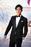 井柏然亮相金鸡百花红毯 英俊帅气大显绅士风度