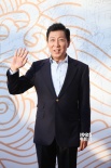 韩童生提名最佳男配角奖 穿西装亮相闭幕红毯