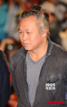 导演金基德“道士”造型依旧 我行我素不修边幅