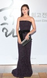 河智苑出席韩国电影回顾之夜 抹胸裙秀傲人上围