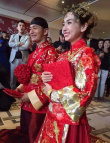 黄晓明跪地为父母斟茶领红包 baby穿婚纱戴皇冠