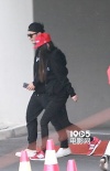 黄晓明baby酒店见双亲 身穿黑衣低头禁止拍照