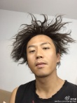 邓超换新发型自称16岁 网友调侃：是西瓜太郎