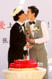 昔日快男金樸俊與同性男友舉辦婚禮 當(dāng)眾擁吻
