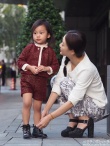 李小璐晒亲子合影蹲地为女儿穿鞋 甜馨表情高冷