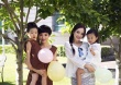 李小璐曬親子合影蹲地為女兒穿鞋 甜馨表情高冷