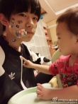 TFBOYS易烊千璽陪弟弟玩 被貼一臉貼紙曬自拍
