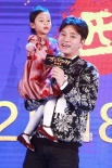 甜馨献唱“万万没想到”推广曲 杨子姗变身粉丝