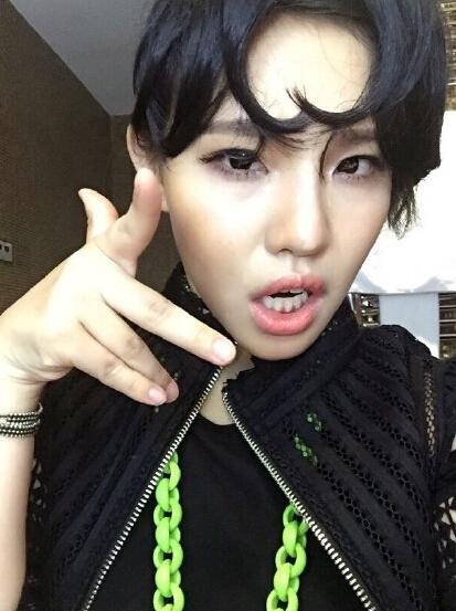 hold住姐晒搞怪造型 吐槽因发型师最近不开心