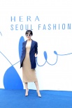 李菲兒赴首爾時(shí)裝周觀秀  深V性感“帥美”兼具