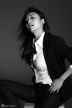 刘芸职业装黑白写真 低眉侧目长发披肩帅气十足