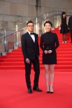 苏有朋携马思纯现东京影节红毯 配戴眼镜显斯文
