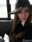 李小璐出行路上玩自拍 紅唇嘟起似Angelababy