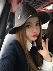 李小璐出行路上玩自拍 紅唇嘟起似Angelababy