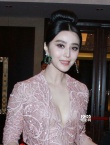 貴妃附體！范冰冰穿華麗深V禮服驚艷 美胸傲人