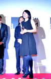 《岛上葬礼》夺亚洲未来奖 女导演登台笑颜如花