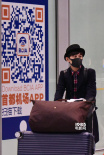 何炅与王菁结束日本蜜游 深夜回京故意分开走
