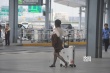 姚笛抵滬穿短裙黑絲秀美腿 眼神警惕快閃離開