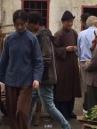 《营救飞虎队》曝片场照 刘亦菲演寡妇扮相质朴