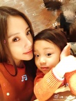 李小璐晒与甜馨白兔母女装 合影TFBOYS直呼太帅