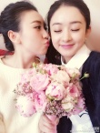 赵丽颖参加表妹婚礼获捧花 与新娘合影卖萌获赞