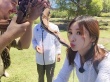 柳巖與蟒蛇嘴對嘴玩親親 網(wǎng)友：想當那條蛇被吻