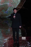 李丽华获颁金马终身成就奖 成龙单膝跪地献礼
