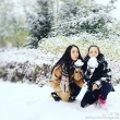 佟麗婭挺孕肚與董璇打雪仗 二人合影似雙胞胎
