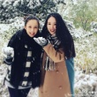 佟麗婭挺孕肚與董璇打雪仗 二人合影似雙胞胎