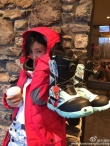 王丽坤加拿大滑雪晒照 穿红外套拿雪鞋潮范十足