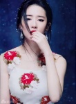 刘亦菲封面大片曝光 烈焰红唇秀香肩诱惑撩人