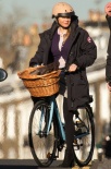 《BJ单身日记3》新片场照 “BJ”穿浴袍骑自行车