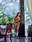 杨幂清新写真登封面 优雅甜美妆容清丽暖意十足