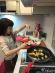 萌娃夏天動手做早餐 炒蛋姿勢專業(yè)被封小廚娘