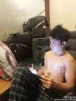 贾乃亮裸上身作画胸前打码：看我画风雅致细腻