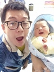 “快男”王栎鑫女儿满月晒照 父女对望爱意满满