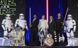 《星球大戰(zhàn)7》赴日宣傳 黛西紅毯搞怪R2-D2現(xiàn)身