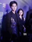陳妍希陳曉求婚后首亮相 穿情侶裝親密合體撈金