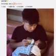 欧弟抱着新生女儿打游戏：欧爸开启宅男模式了