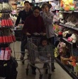 李小璐和妈妈、女儿逛超市 甜馨外婆颜值爆表