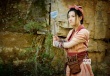杨子姗《万万没想到》新剧照 手持锅铲山中搞怪