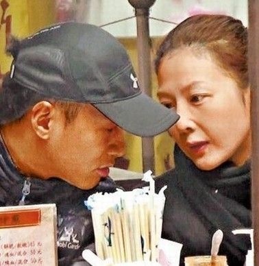 何润东曝光恋情否认今年完婚 女友默默守候8年