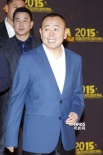 《毛驴县令》剧组亮相红毯 潘长江亲切挥手致意