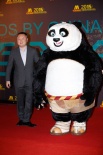 导演滕华涛助阵百合奖 与“功夫熊猫”阿宝合影