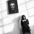 徐靜蕾曬出黑白寫真 盤腿坐沙發(fā)變身文藝攝影師