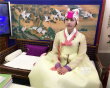周海媚赴韓外景拍攝 身著艷麗民族服飾霸氣外露